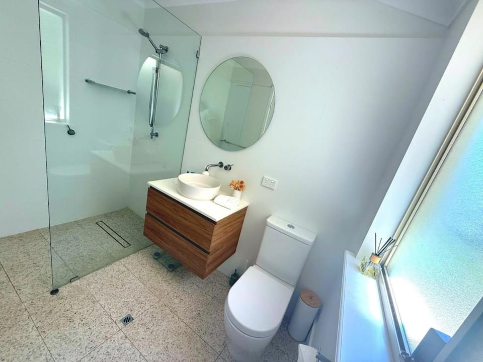 Lake Edge Retreat House in Dunsborough