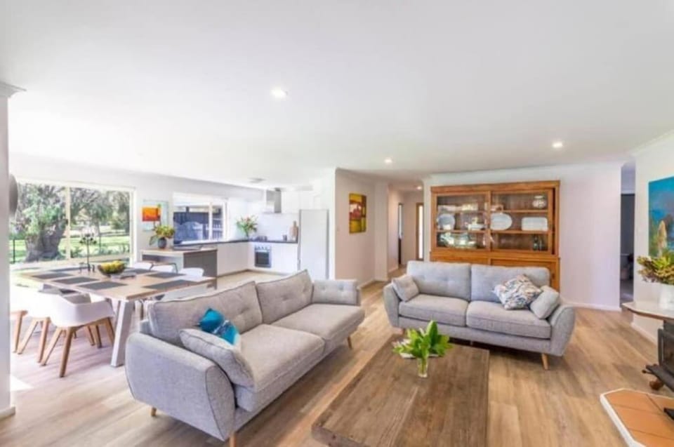 Lake Edge Retreat House in Dunsborough