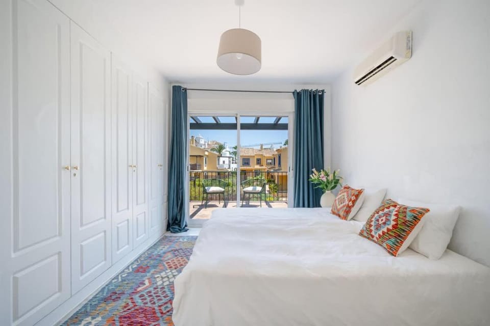 Bed, Balcony/Terrace, Bedroom, wardrobe, air conditioner