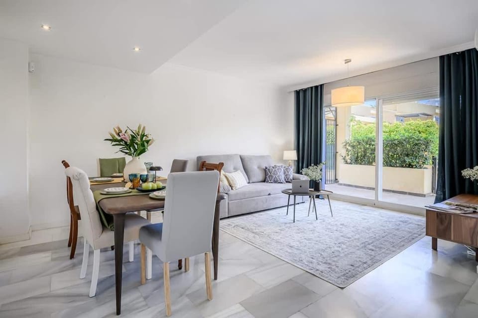 Communal lounge/ TV room, TV and multimedia, Living room, Seating area, Dining area