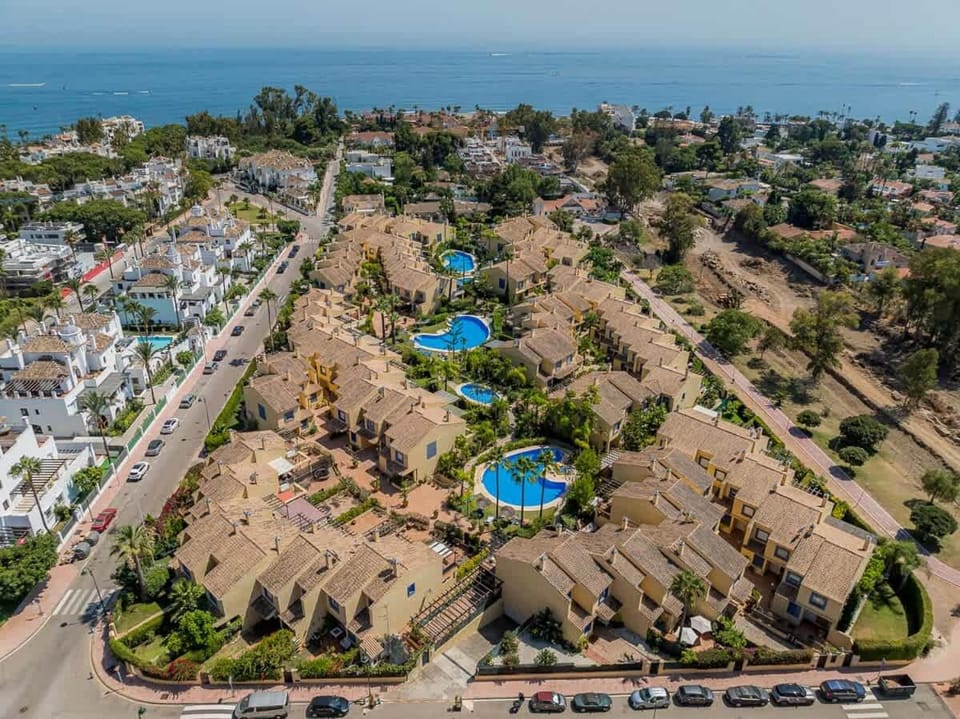 Property building, Natural landscape, Bird's eye view, Sea view, Street view, Location