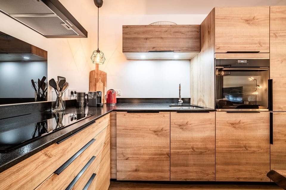 Coffee/tea facilities, Kitchen or kitchenette, dishwasher, oven, stove, toaster