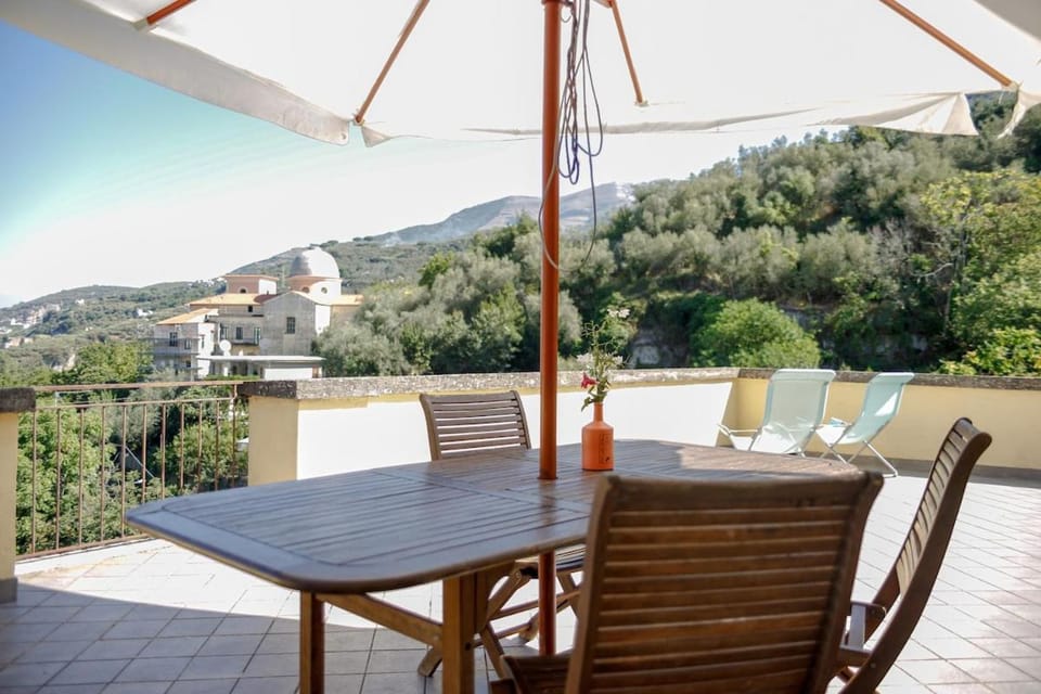 Natural landscape, View (from property/room), Balcony/Terrace, Dining area, Mountain view