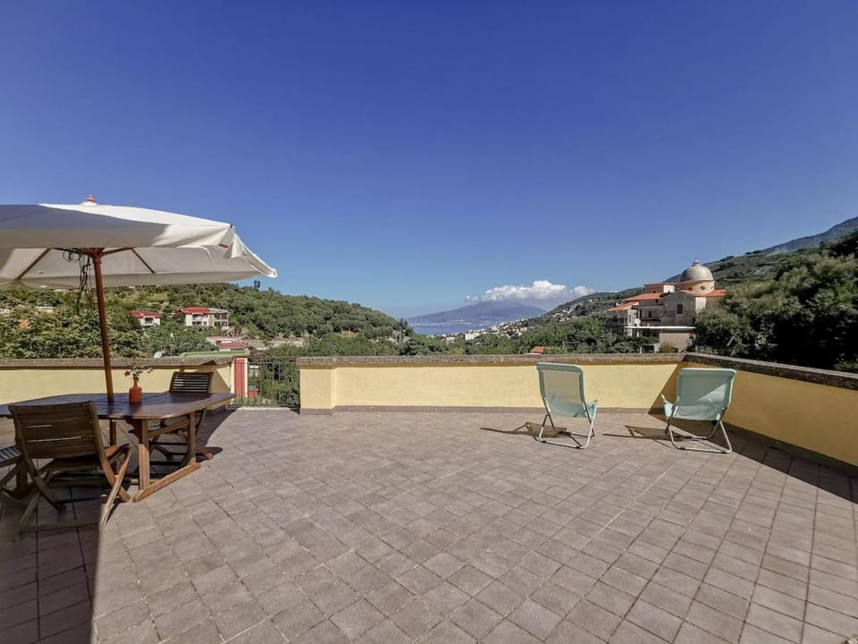 Natural landscape, View (from property/room), Balcony/Terrace, Dining area, Mountain view