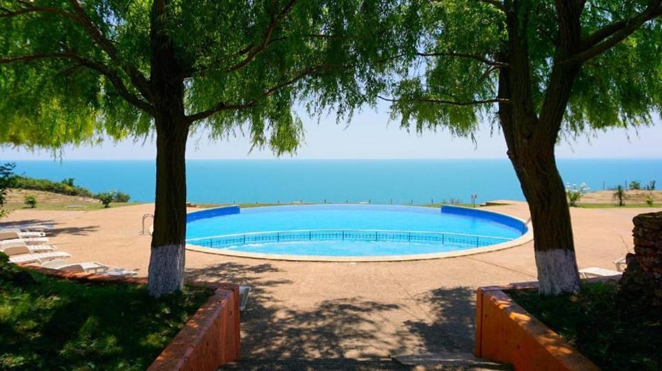 Swimming pool, sunbed