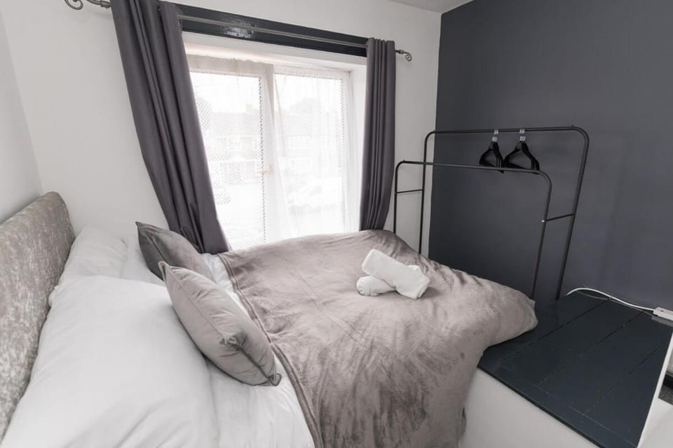 Home from Home 3-Bedrooms free parking Garden Sleeps up to 8 Apartment in Stourbridge