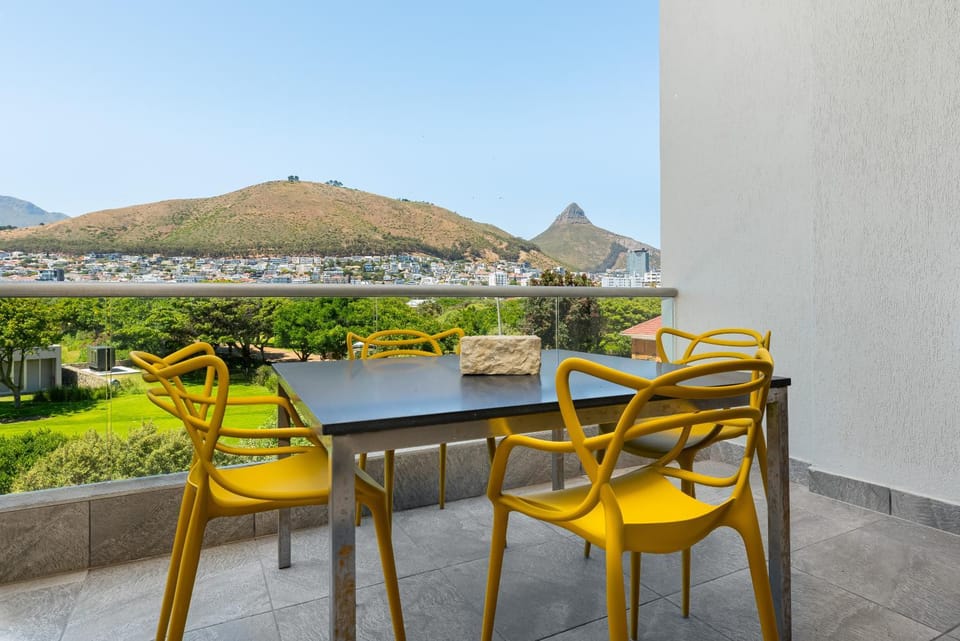 Luxury Retreat with Scenic Balcony Apartment in Cape Town