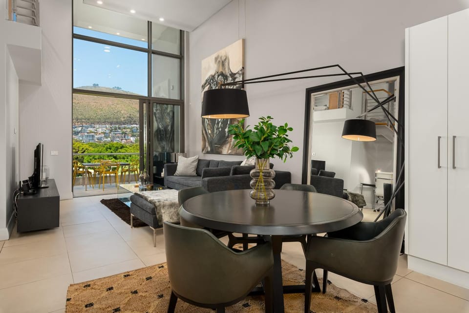 Luxury Retreat with Scenic Balcony Apartment in Cape Town