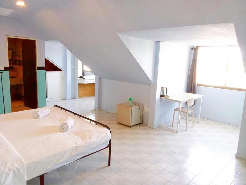 Bed, Photo of the whole room, Seating area, Bedroom