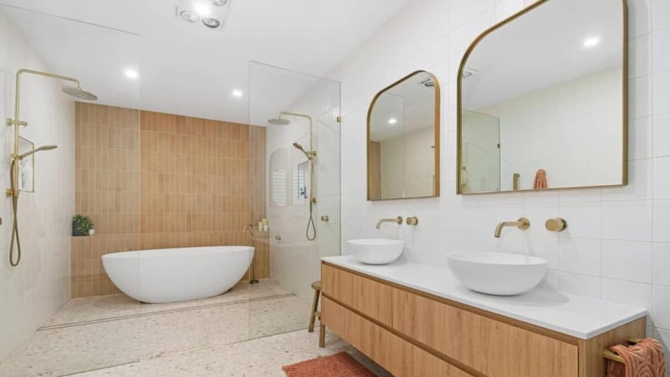 King Beds - Ensuites - Sleeps 20 - Cinema - Lake House in Tallebudgera Valley