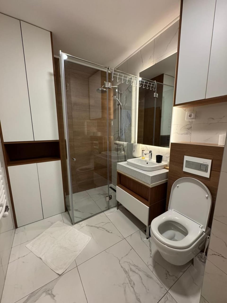 Shower, Toilet, Bathroom, towels