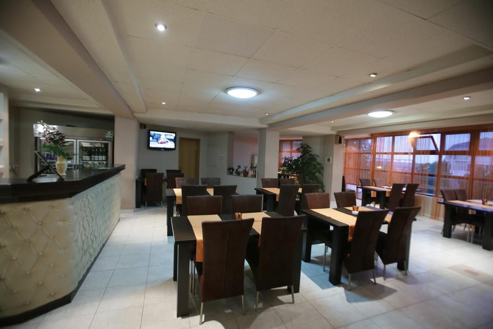 Restaurant/places to eat, Food and drinks