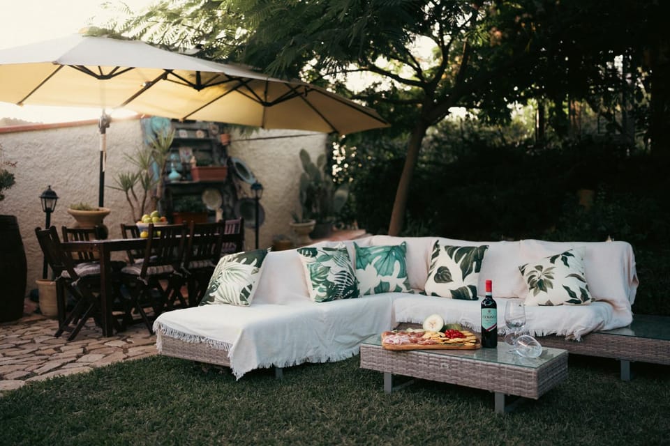 Patio, Garden, Food and drinks, Dining area, Garden view, Drinks