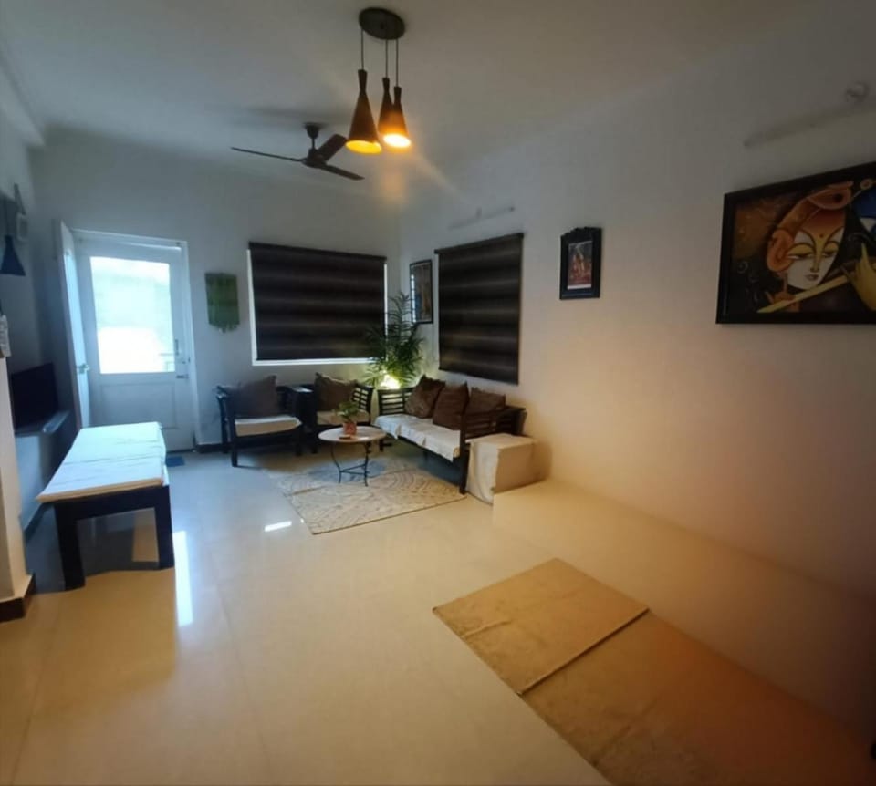 Apartment with Giriraj View I On Parikrama Marg I Near Daan Ghati & ISKCON Apartment in Uttar Pradesh
