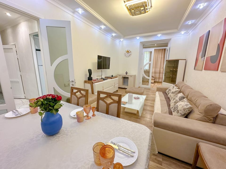 TV and multimedia, Living room, Seating area, Dining area