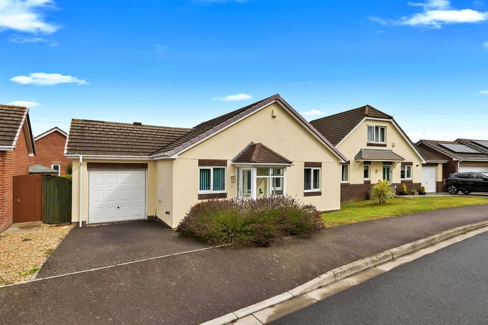 Property building, Facade/entrance, Off site