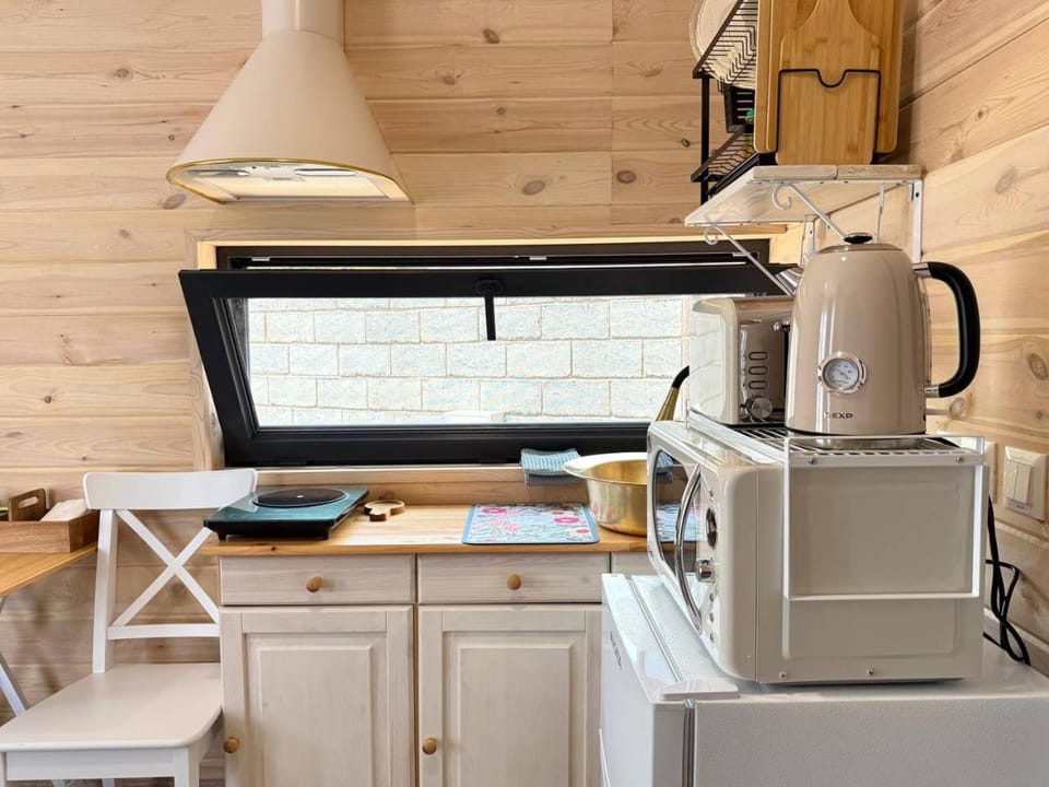 Coffee/tea facilities, Kitchen or kitchenette, stove, toaster