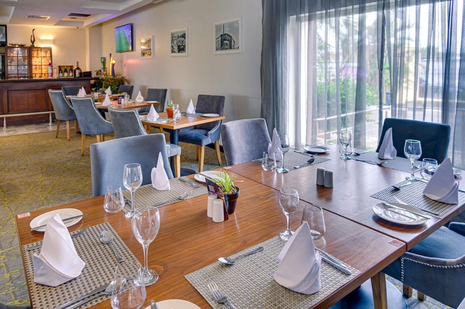 Restaurant/places to eat, Restaurant/places to eat, Lounge or bar, Food and drinks