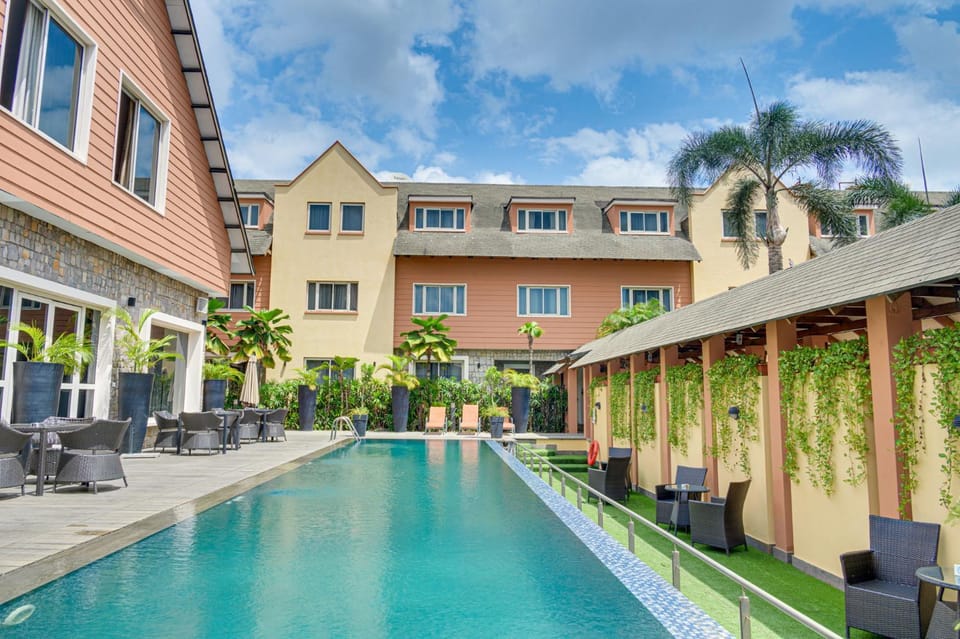 Property building, Garden, Garden view, Pool view, Swimming pool, Swimming pool, sunbed
