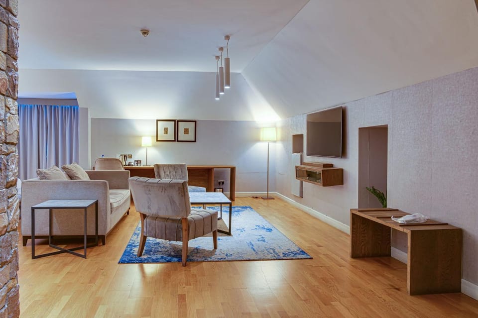 Bed, TV and multimedia, Seating area, Bedroom