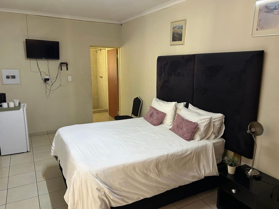 C'est Si Bon Accommodation at 53 Van Heerden Mokopane Capsule hotel in South Africa