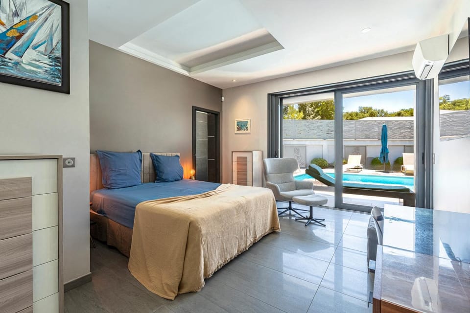 Photo of the whole room, Bedroom