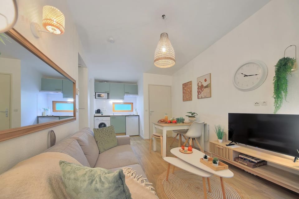 Communal lounge/ TV room, Living room, Seating area