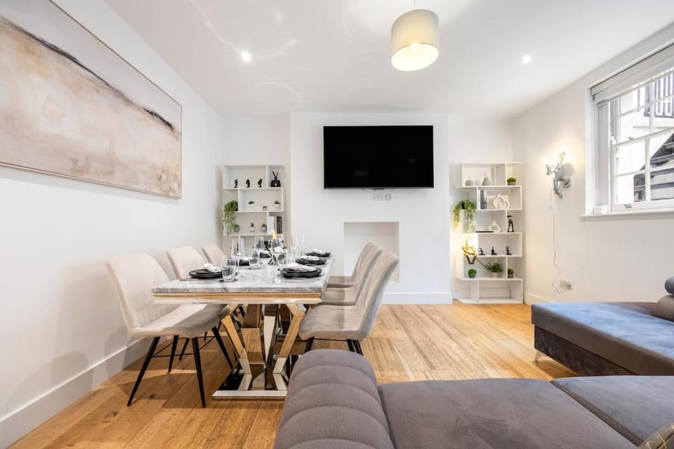 TV and multimedia, Living room, Dining area