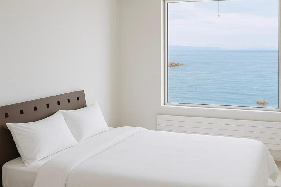 Bed, Natural landscape, Photo of the whole room, Bedroom, Sea view