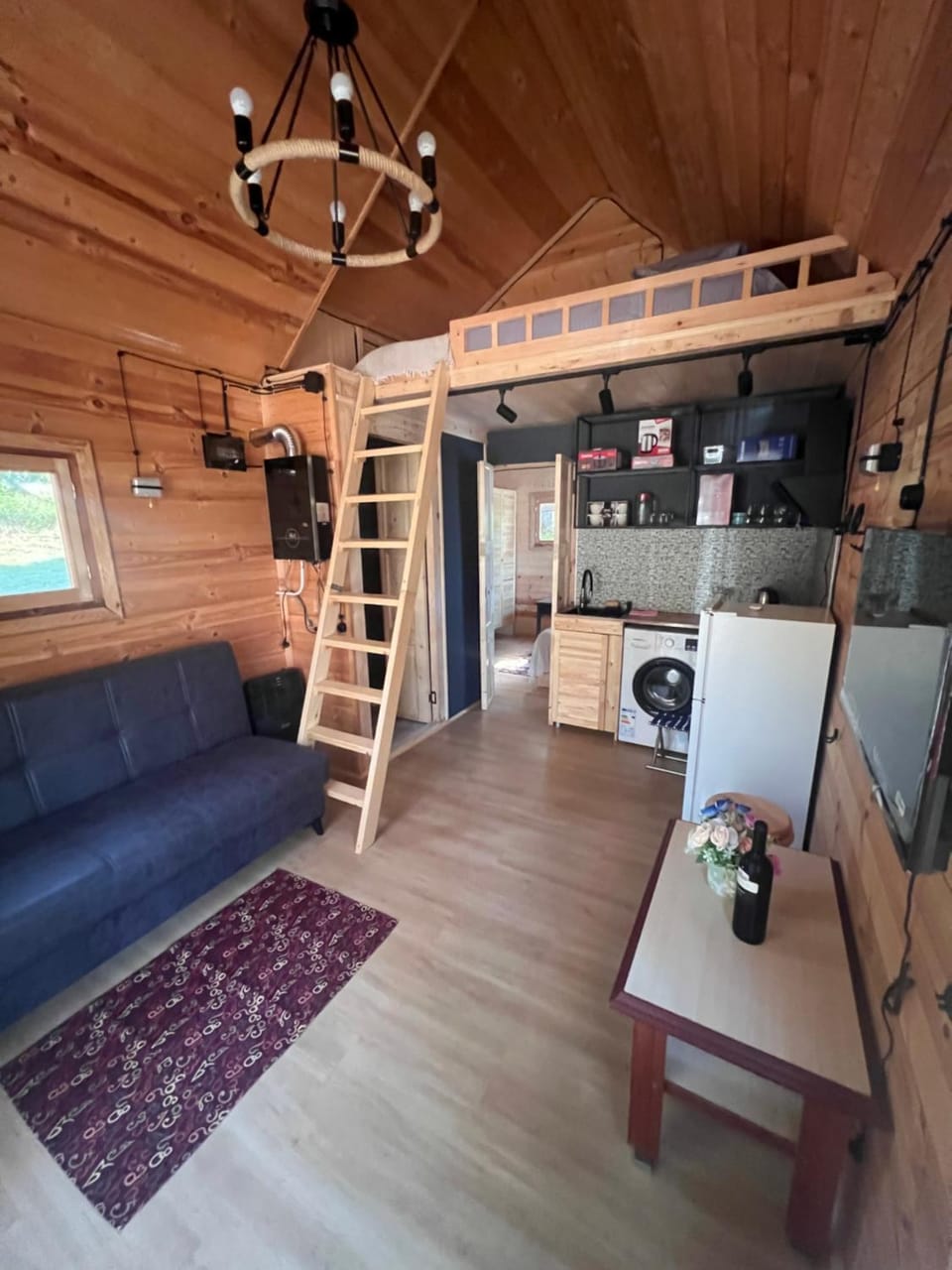 Coffee/tea facilities, Kitchen or kitchenette, Seating area, Dining area