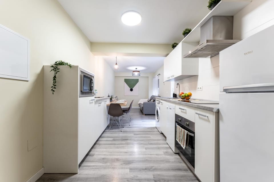 Kitchen or kitchenette, dishwasher, oven, washing machine