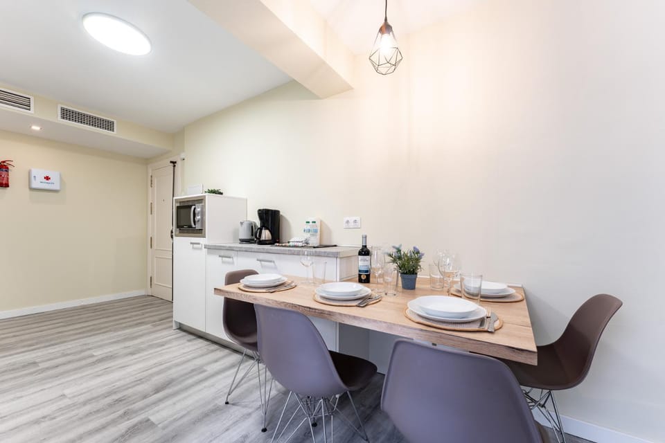 Kitchen or kitchenette, Dining area, microwave