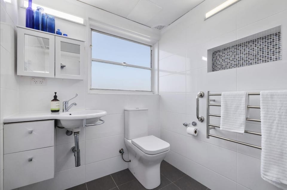 KozyGuru | Manly | Steps from the Coastal Bliss Apartment in Manly