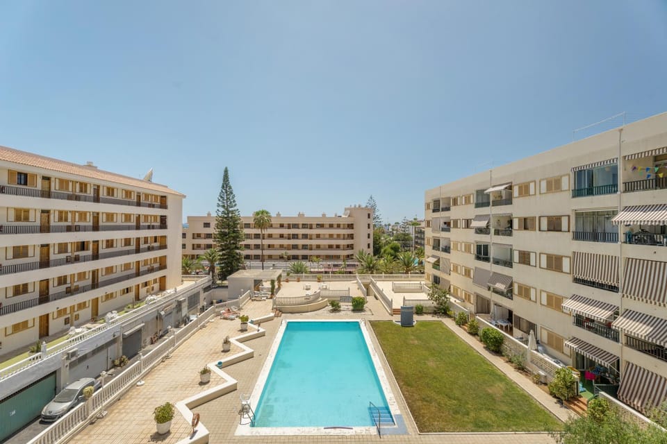 Property building, Day, Swimming pool, Location, sunbed