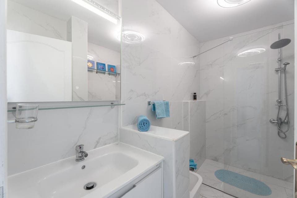 Shower, towels
