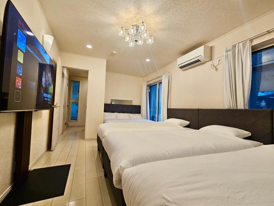 Bed, TV and multimedia, Photo of the whole room, Bedroom