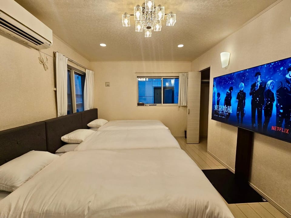 Bed, TV and multimedia, Photo of the whole room, Bedroom
