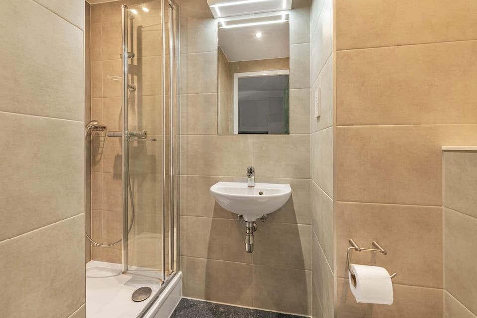 Student Only Studios Near Nottingham Train Station Apartment in Nottingham