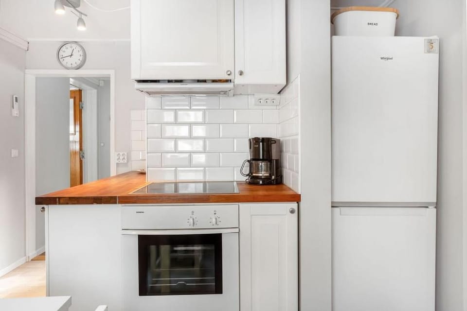 Coffee/tea facilities, Kitchen or kitchenette, stove