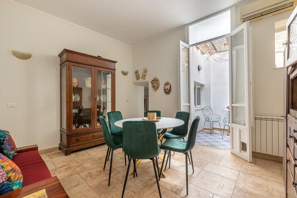 Living room, Seating area, Dining area, internet