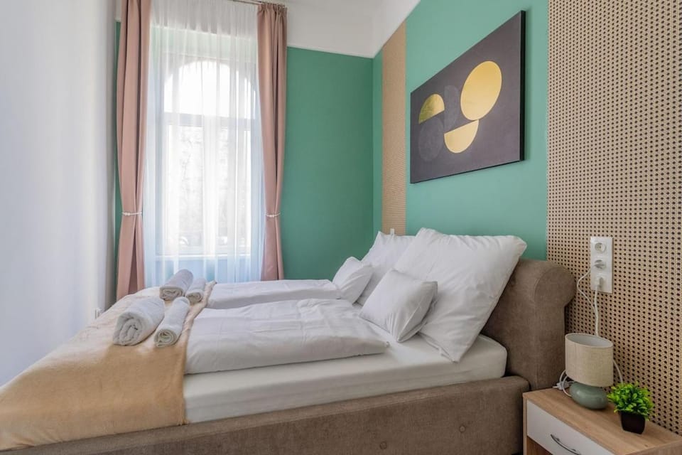 Bed, Bedroom, towels