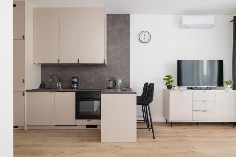 TV and multimedia, Kitchen or kitchenette, Dining area, oven, stove, air conditioner