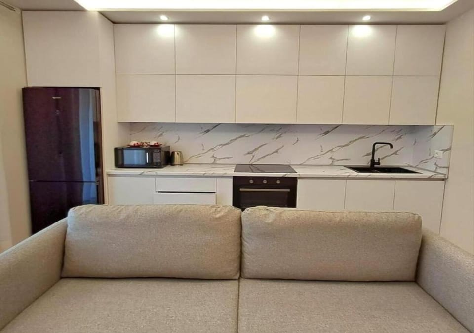 Coffee/tea facilities, Kitchen or kitchenette, Living room, Seating area, microwave, oven, stove, kitchen