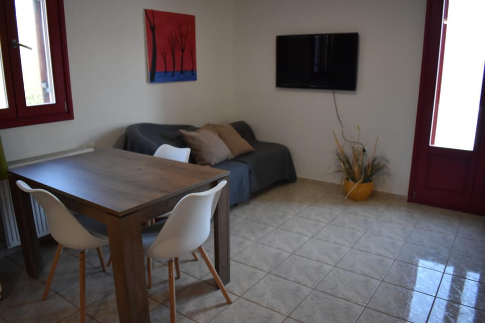 Communal lounge/ TV room, Bed, TV and multimedia, Living room, Photo of the whole room, Seating area, Evening entertainment, Bedroom