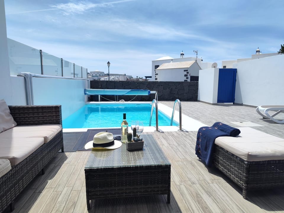Day, Seating area, Pool view, Swimming pool, sunbed