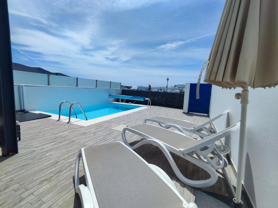 Day, View (from property/room), Balcony/Terrace, Pool view, Swimming pool, sunbed