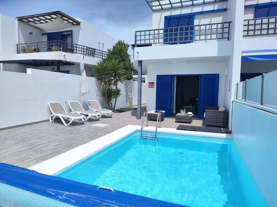 Property building, Day, View (from property/room), Balcony/Terrace, Pool view, Swimming pool, sunbed