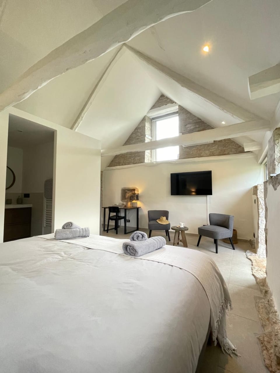 Photo of the whole room, Bedroom