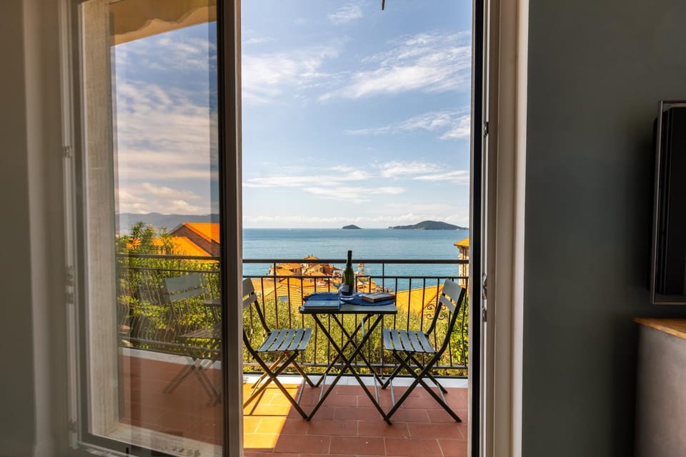 Day, Natural landscape, Balcony/Terrace, Dining area
