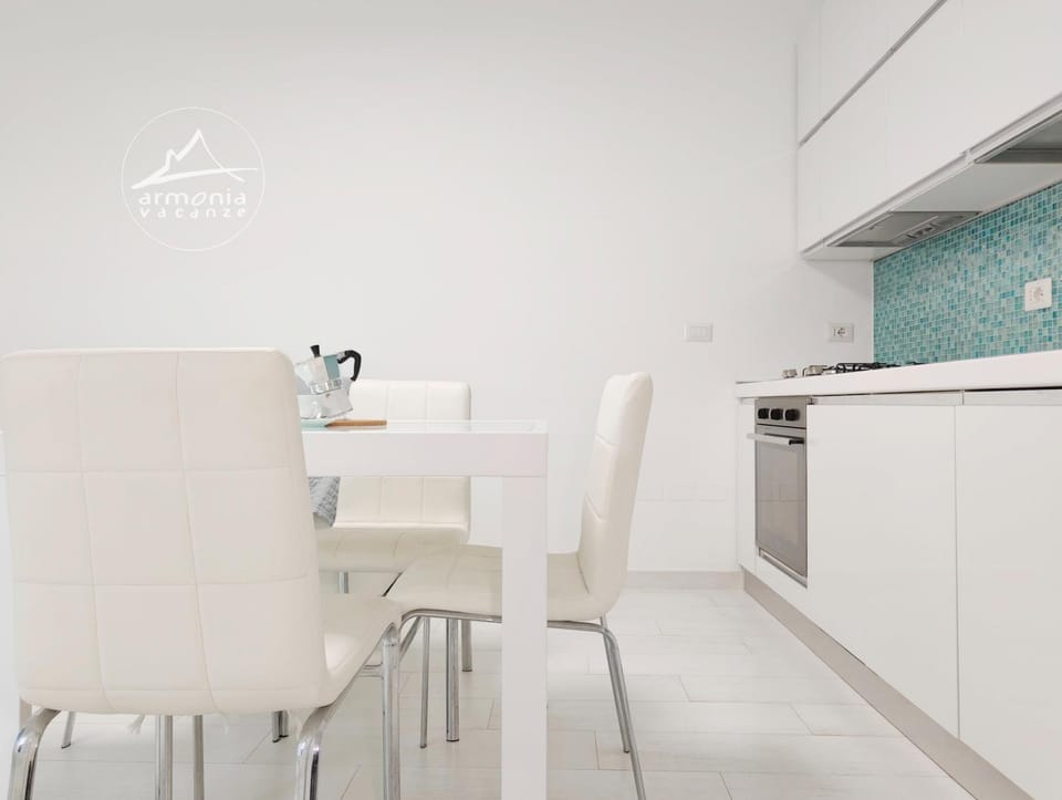Kitchen or kitchenette, Dining area, oven, stove